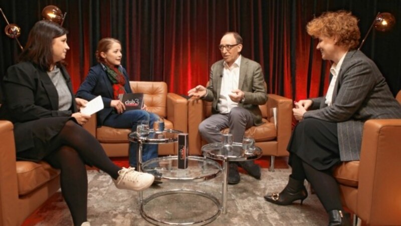 Anna Thalhammer, Johanna Hager und Ida Metzger (v. li.) im Gespräch mit Minister Rauch (Bild: Franz Gruber)