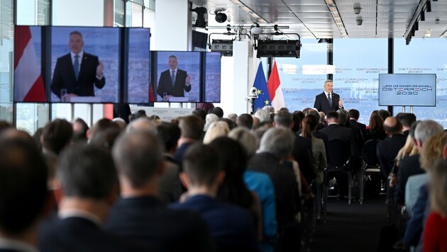Bundeskanzler Karl Nehammer (ÖVP) hielt am Freitag eine Rede unter dem Titel „Zur Zukunft der Nation - Österreich 2030“. (Bild: APA/ROLAND SCHLAGER)