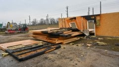 Brandspuren an Bauteilen des Containerdorfes für Asylwerber in Linz-Kleinmünchen (Lunzerstraße) (Bild: © Harald Dostal / 2023)