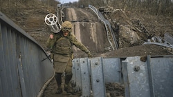 Derzeit bestimmt Russland das Tempo in der Ukraine - für eine mögliche Gegenoffensive fehlen die Reserven. (Bild: AFP/Sergey SHESTAK)