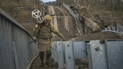 Derzeit bestimmt Russland das Tempo in der Ukraine - für eine mögliche Gegenoffensive fehlen die Reserven. (Bild: AFP/Sergey SHESTAK)