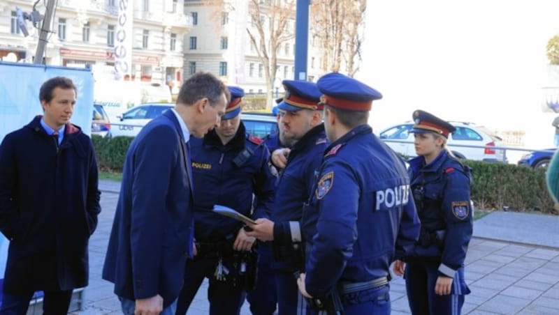 Was braucht man zum Abtragen einer Mauer? Ein Großaufgebot der Polizei, einen Schlosser sowie einen Anwalt. (Bild: Zwefo)