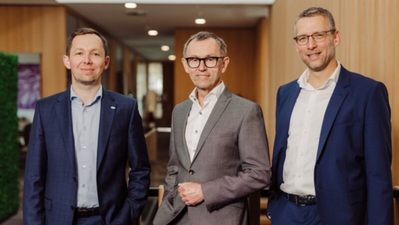 Klaus Hraby (M.) übergibt die Geschätsführung bei efko an Thomas Krahofer (r.). Bernhard Stöhr (l.) leitet bereits seit 2016 die Bereiche Einkauf, IT, Logistik, Produktion und Technik. (Bild: efko/Antje Wolm)