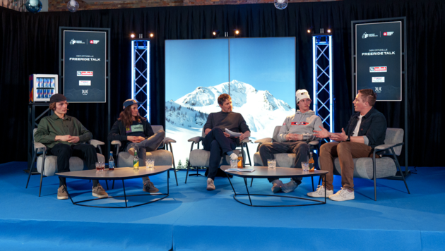 Valentin Rainer (Gesamtführender der Freeride World Tour), Nadine Wallner (zweifache Weltmeisterin), Stefan Steinacher (Moderator), Lukas Müllauer (WM-Silber Big Air), Roman Kuss (ÖSV). (Bild: Tim Marcour)