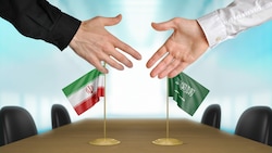 Jahrelang war das Verhältnis zwischen Iran und Saudi-Arabien angespannt - doch nun nähern sie sich Berichten zufolge wieder an. Innerhalb von zwei Monaten sollen auch die Botschaften wieder geöffnet werden. (Bild: stock.adobe.com)