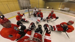 Die Sledge Hockey Profis zeigten Patrick, wie es geht. (Bild: Jomo KG)