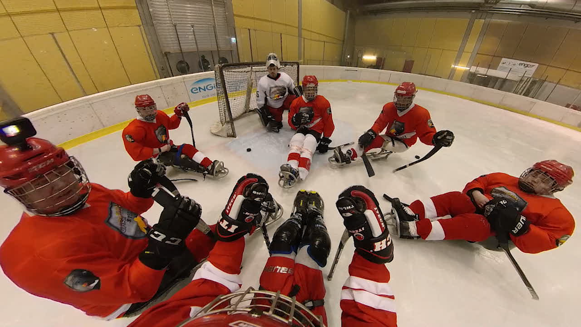 Die Sledge Hockey Profis zeigten Patrick, wie es geht. (Bild: Jomo KG)