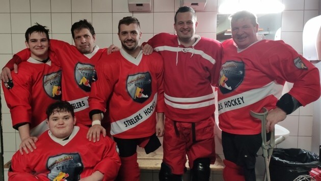 Patrick mit den Sledge Hockey Cracks (Bild: Jomo KG)