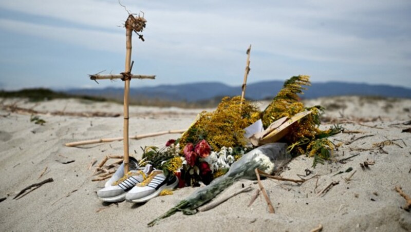 Gedenken an die mindestens 72 Menschen, die nahe Cutro bei einem Bootsunglück ums Leben kamen. (Bild: Tiziana FABI / AFP)