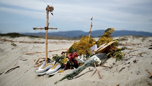 Gedenken an die Menschen, die nahe Cutro bei einem Bootsunglück ums Leben kamen. (Bild: Tiziana FABI / AFP)