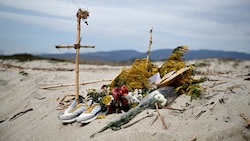 Gedenken an die Menschen, die nahe Cutro bei einem Bootsunglück ums Leben kamen. (Bild: Tiziana FABI / AFP)