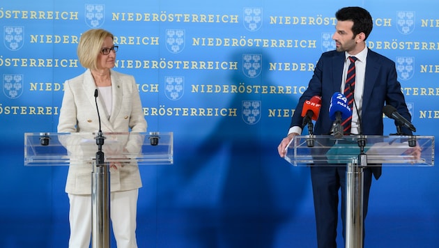 Ein noch ungewohntes Bild für alle Beteiligten: Mikl-Leitner und Landbauer bei ihrem ersten gemeinsamen Auftritt. (Bild: Molnar Attila)