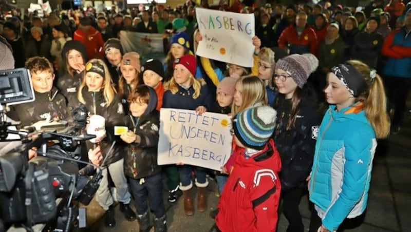 Rund 700 Personen waren zur Demo für den Kasberg am Donnerstag vor dem Gemeindeamt in Grünau gekommen. (Bild: Hörmandinger Reinhard)