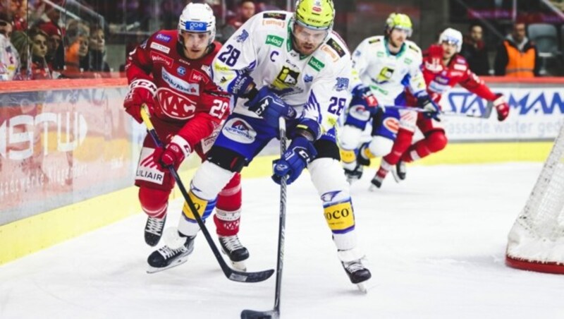 VSV-Kapitän Derek Joslin (vorne) schoss das 1:0 im zweiten Viertelfinal-Derby in Klagenfurt. (Bild: GEPA pictures)