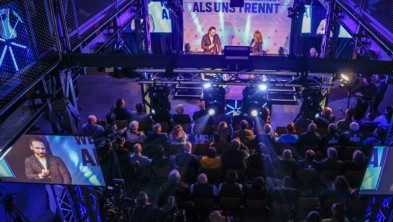 Der Halleiner Ziegelstadel war am Freitagabend gut gefüllt. Bei Bier und Würstel hingen die Parteigänger an den Lippen von Frontfrau Marlene Svazek. (Bild: Tschepp Markus)