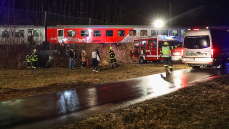 35 Passagiere mussten zum nächsten Bahnhof gebracht werden. (Bild: laumat.at/Matthias Lauber)