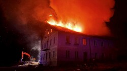 Am Areal des ehemaligen Bauernhofs brannte der Dachstuhl des Wirtschaftsgebäudes. (Bild: Freiwillige Feuerwehr Bischofshofen)