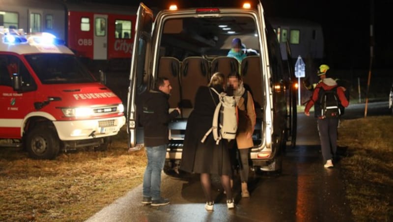 Die Fahrgäste wurden in Kleinbussen nach Hinterstoder transportiert (Bild: laumat.at/Matthias Lauber)