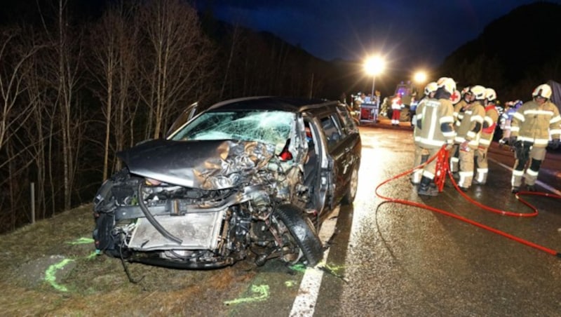 Alle drei beteiligten Fahrzeuge wurden bei dem Unfall beschädigt. (Bild: zoom.tirol)