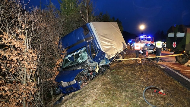 Der Lkw landete im Straßengraben. (Bild: zoom.tirol)