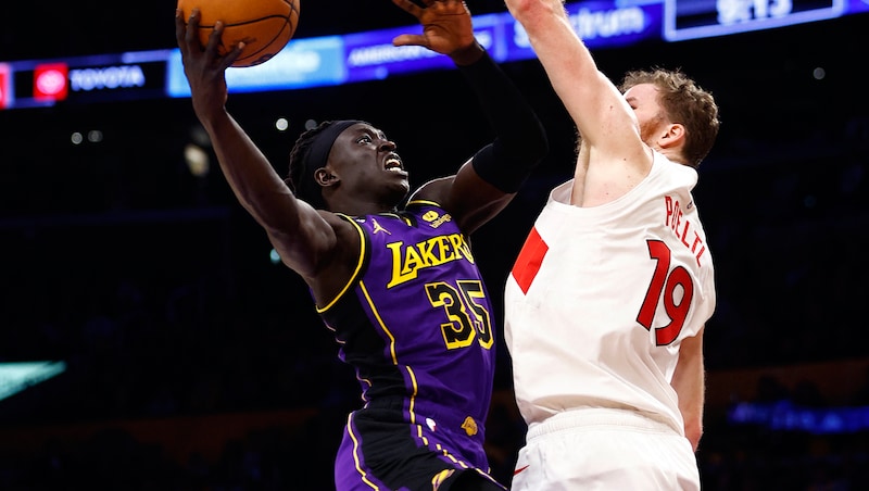 Pöltl im Duell mit Wenyen Gabriel von den  Lakers (Bild: AP)