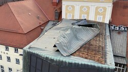 Das Dach wurde zerknüllt (Bild: Berufsfeuerwehr Linz)