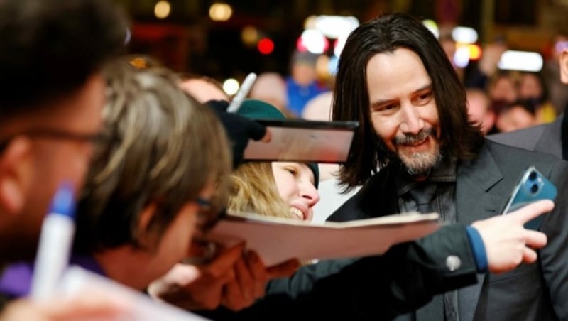 „John Wick“-Darsteller Keanu Reeves nahm sich bei der Premiere Zeit für Selfies mit den Fans! (Bild: LEONINE Distribution GmbH)