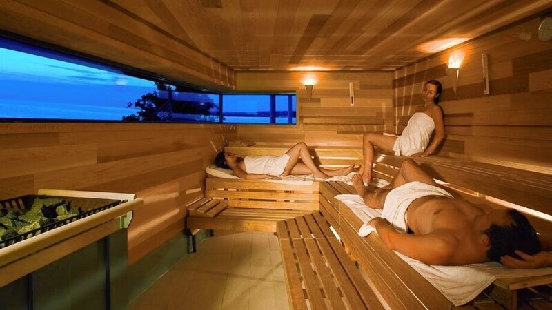 So könnte die Sauna am See aussehen. Saunabesucher sind ganz ruhige Gäste. (Bild: Therme)