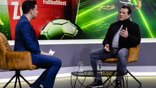 Andi Herzog im Rahmen der Aufzeichnung für das „Krone“-Fußballfest bei Moderator Michael Fally - zu sehen am 20. März um 20.15 Uhr auf krone.tv und krone.at (Bild: Mario Urbantschitsch)