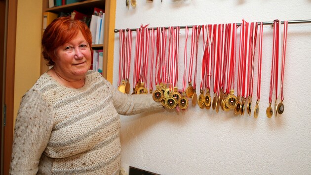 Karoline Käfer mit ihrer Medaillensammlung im Februar 2016. (Bild: Kuess)