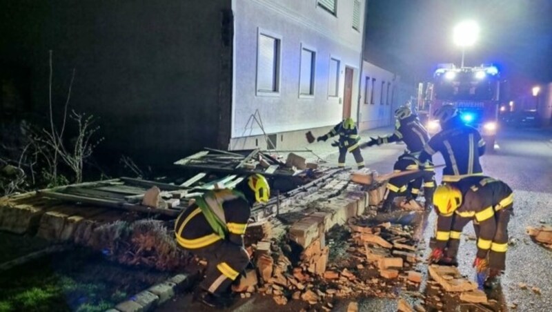 In Jois war durch den Wind eine Mauer umgestürzt. (Bild: FF Jois)