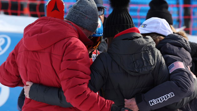 Mikaela Shiffrin jubelt mit Familie und ihrem Team. (Bild: AP)