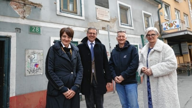 Vizerektorin Marie-Theres Holler, Rektor Georg Schulz, Stadtrat Manfred Eber und Vizerektorin Constanze Wimmer (vl l.) bei der Begehung von Alexander Girardis Geburtshaus in der Grazer Leonhardstraße 28. (Bild: Christian Jauschowetz)