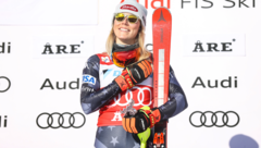 Mikaela Shiffrin strahlt nach Weltcupsieg Nummer 87 am Podium in Aare mit der Sonne um die Wette. (Bild: AP)