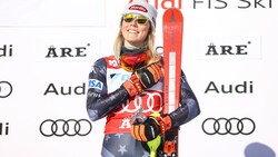 Mikaela Shiffrin strahlt nach Weltcupsieg Nummer 87 am Podium in Aare mit der Sonne um die Wette. (Bild: AP)