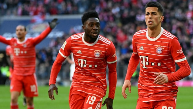 Alphonso Davies (mi.) ist offenbar mit seiner Rolle als Außenverteidiger unzufrieden. (Bild: ANGELIKA WARMUTH / REUTERS / picturedesk.com)