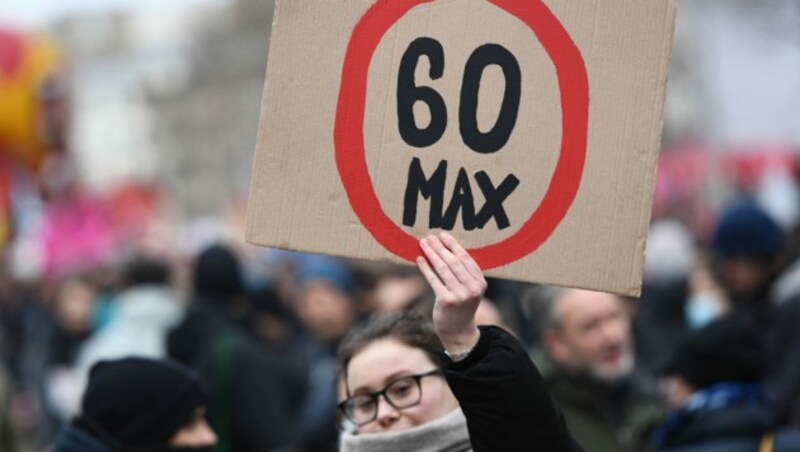 Diese Demonstrantin fordert als Pensionsantrittsalter maximal 60 Jahre. (Bild: Christophe Archambault/AFP)