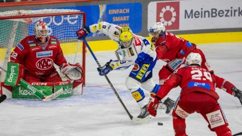 KAC-Stürmer Manuel Ganahl (Zw. v. re.) steigt heute in die Derby-Serie ein. (Bild: GEPA pictures)