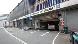 Das Trio zerrte eine 14-Jährige in die Garage des Forum 1. Sie wurde geboxt und getreten. Beute: 55 Euro in bar. (Bild: Markus Tschepp, Krone KREATIV)