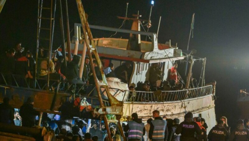 Am Samstag kamen mehr als 1000 Migrantinnen und Migranten in Italien an (hier per Fischerboot in Crotone). (Bild: Valeria Ferraro/AP)