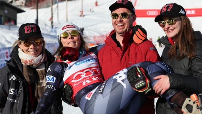 Mikaela Shiffrin mit Bruder Taylor, dessn Frau Christie und Mutter Eileen (Bild: AP)