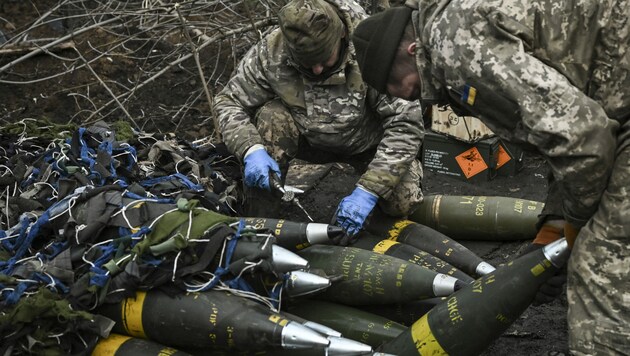 Ukrainische Soldaten bereiten sich darauf vor, auf russische Stellungen an der Frontlinie in der Nähe der Stadt Bachmut zu feuern. (Bild: AFP )