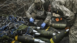 Ukrainische Soldaten bereiten sich darauf vor, auf russische Stellungen an der Frontlinie in der Nähe der Stadt Bachmut zu feuern. (Bild: AFP )