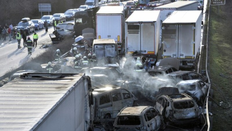 Ein Mensch verlor bei der Massenkarambolage auf der M1 in Ungarn sein Leben. (Bild: MTVA - Media Service Support and Asset Management Fund)