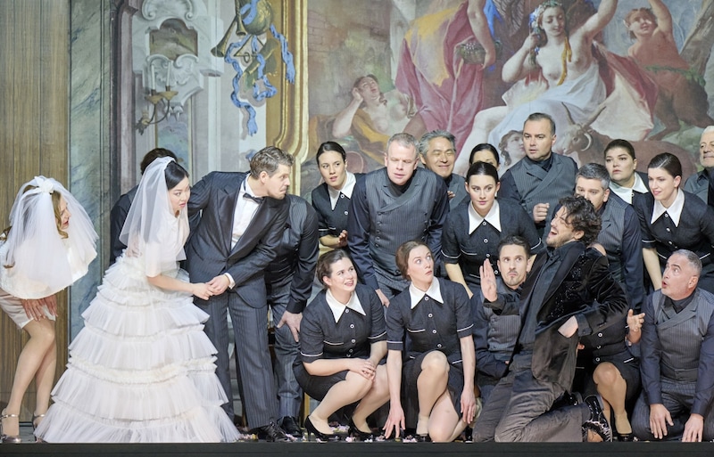 Trubel im Barockpalast: „Nozze di Figaro“, „Contessa“ Hanna-E. Müller, „Susanna“ Ying Fang, die aber nicht sang (Bild: © Wiener Staatsoper / Michael Pöhn)