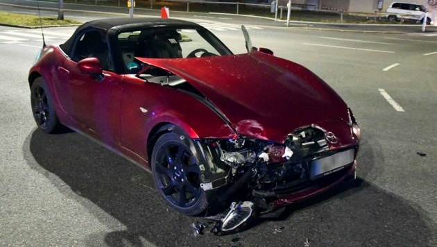 Das Auto der Frau wurde bei dem Crash stark beschädigt. (Bild: Zeitungsfoto.at/Team)