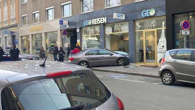 Die ältere Dame war am Sonntag gegen 15.30 Uhr mit ihrem Auto in das Schaufenster eines Grazer Reisebüros gekracht. (Bild: „Krone“-Leserreporter)