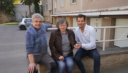 Bürgermeister Hannes Koza mit zwei Bewohnern von Gemeindewohnungen: „Andere Gemeinden könnten unsere Aktion gerne nachahmen.“ (Bild: Marktgemeinde Vösendorf)