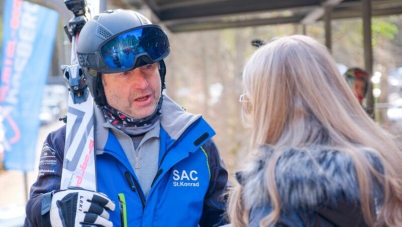 Bernhard Kastberger (l.) sagt: „Unseren Skiclub in St. Konrad können wir zusperren.“ (Bild: Horst Einöder/Flashpictures)