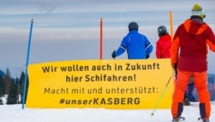 Viele Skifahrer sind unterwegs, um noch ein letztes Mal auf ihrem Kasberg die Pisten hinunterzuwedeln. Andere, um ihren Ärger über das mutmaßliche Ende kundzutun. (Bild: Horst Einöder/Flashpictures)